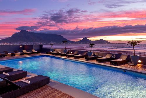 1664962436509_lagoonbeachhotelheroimagenight